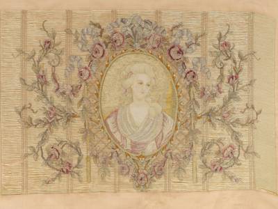 Straminplatte (unvollendente Handarbeit) von Klara Berliner, die für einen Kissenbezug bestickt wurde. Die Stickerei mit braunen Farben und farbigem Blumenornament zeigt das Brustbildnis einer Dame im Stil der Zeit um 1770–1790